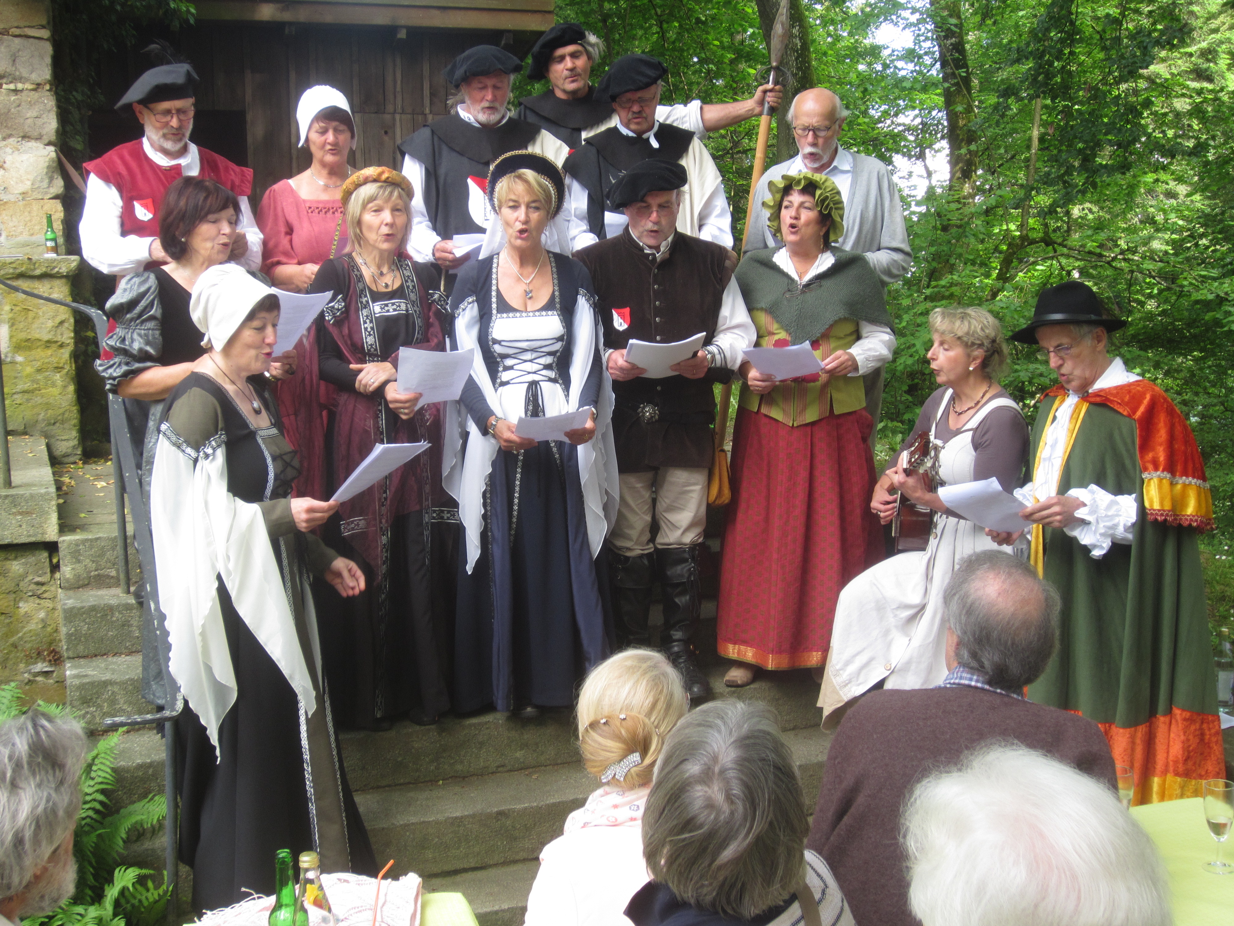 2016 Kulturkreis-Einkehr nach Röhrnbach: Ritterlicher Empfang auf der Burgruine Kaltenstein
